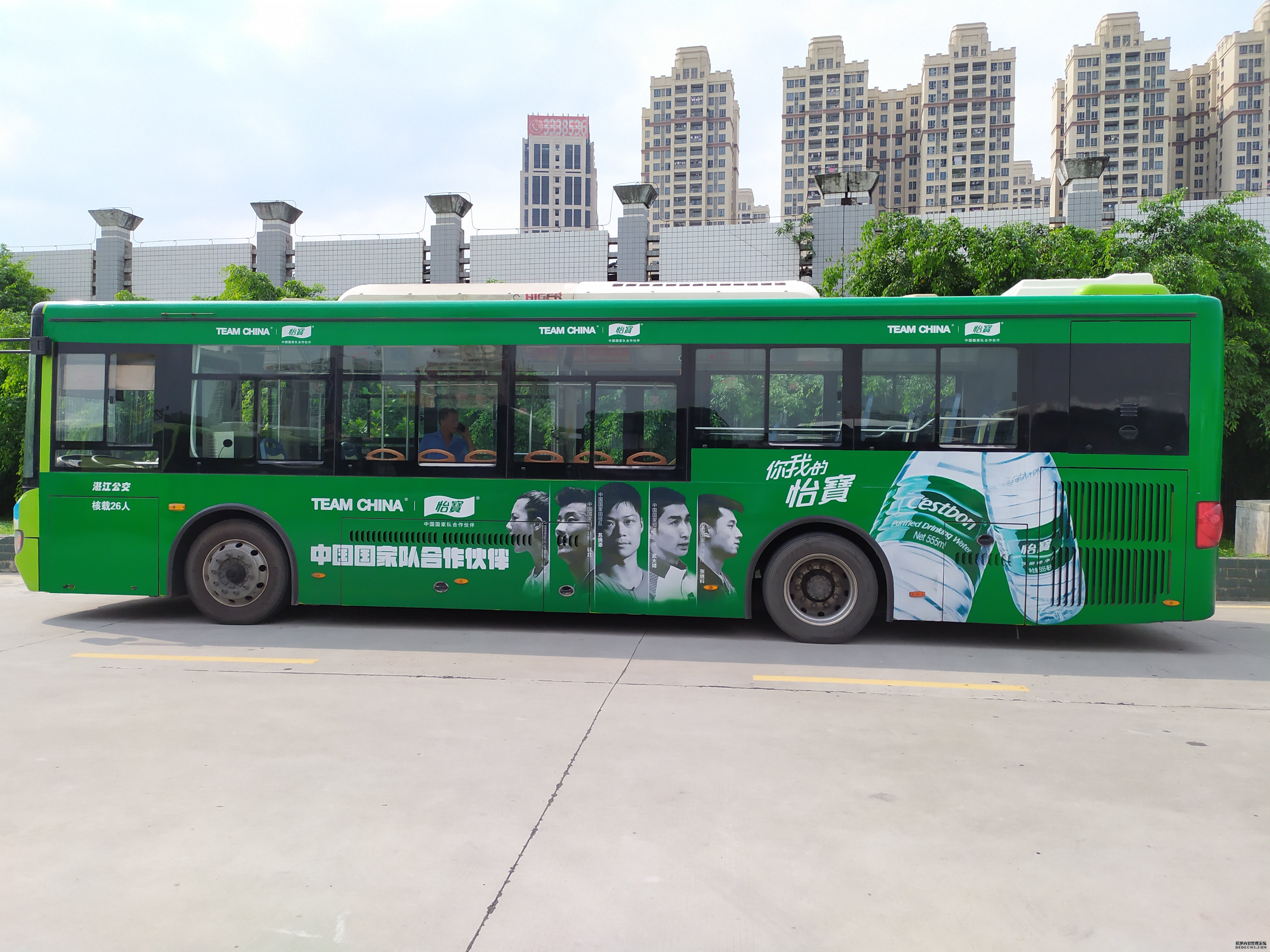 怡宝公交车广告在湛江投放，如果你和他们偶遇记